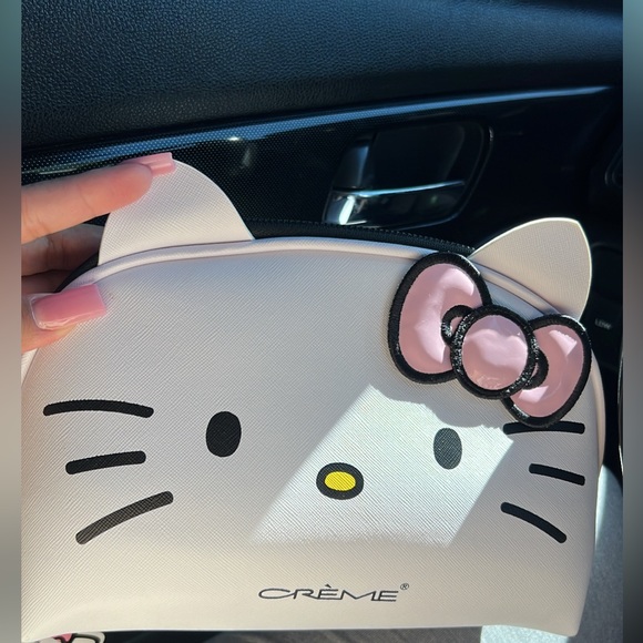 Hello Kitty Other - Hello kitty crème makeup bag
